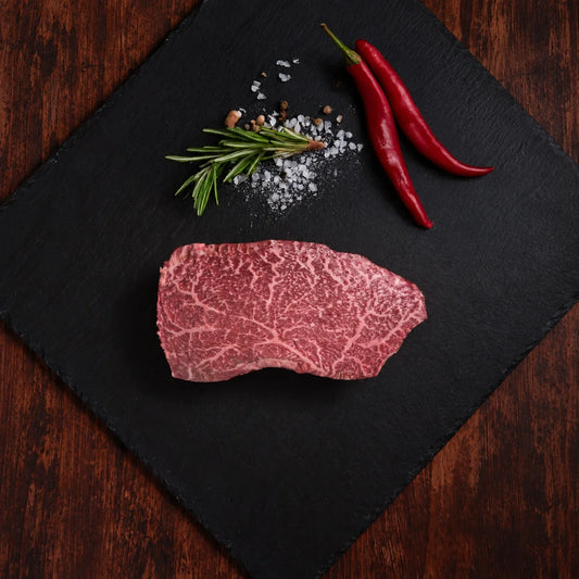 Fleischboutique Steak mit Chillis auf einer Schiefern-Platte