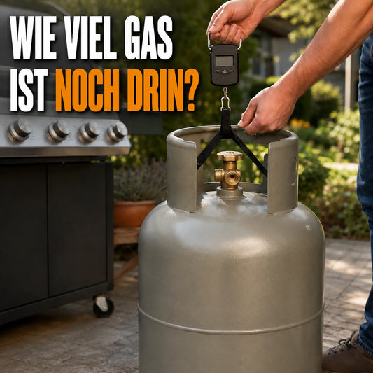 Große graue Gasflasche wird neben einem Gasgrill mit einer digitalen Kofferwaage gewogen – mit dem Titel „Wie viel Gas ist noch drin?“