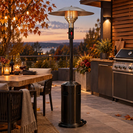 Enders Elegance Black Terrassenheizer auf einer gemütlichen Herbstterrasse neben einem Grill