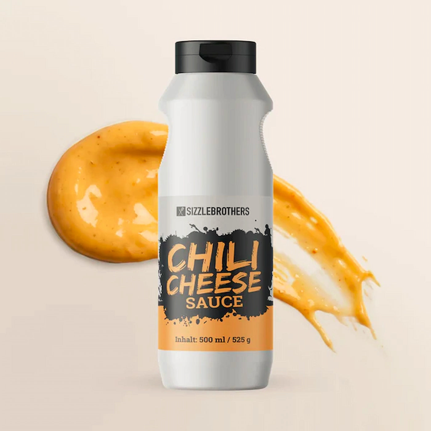 Flasche mit einem Klecks Sauce im Hintergrund