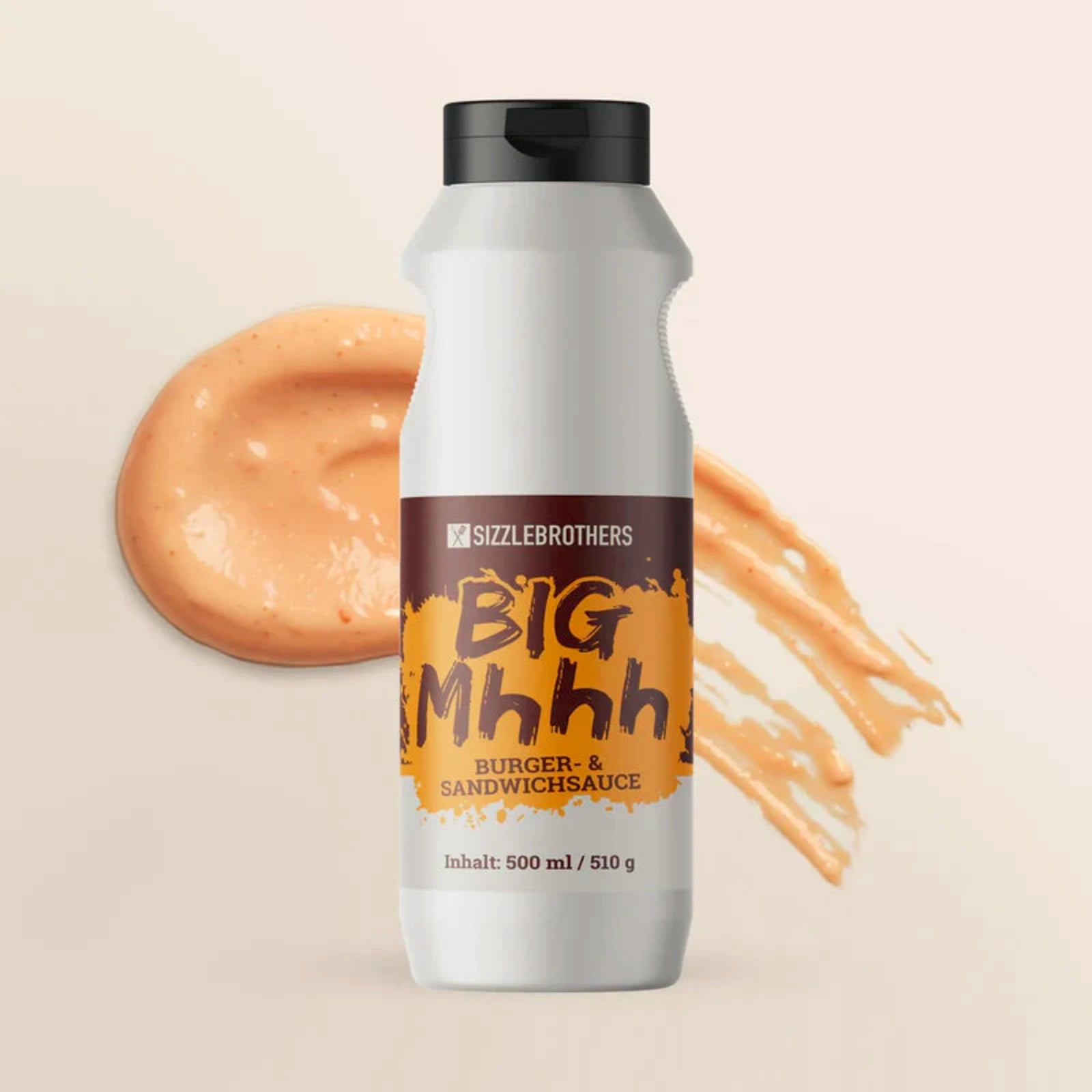 Flasche im Vordergrund und im Hintergrund ein Klecks Sauce
