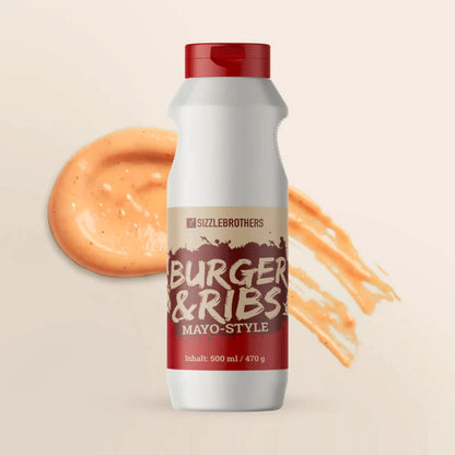 Flasche im Hintergrund ein Klecks Sauce