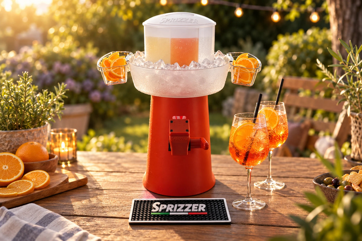 Sprizzer befüllt mit lecker Aperol auf deinem Tisch im Garten und tollem Sonnenschein