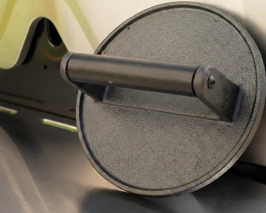 Seitenansicht einer stehenden Burgerpresse aus Gusseisen, die das dicke Metallprofil und den stabilen Griff zeigt