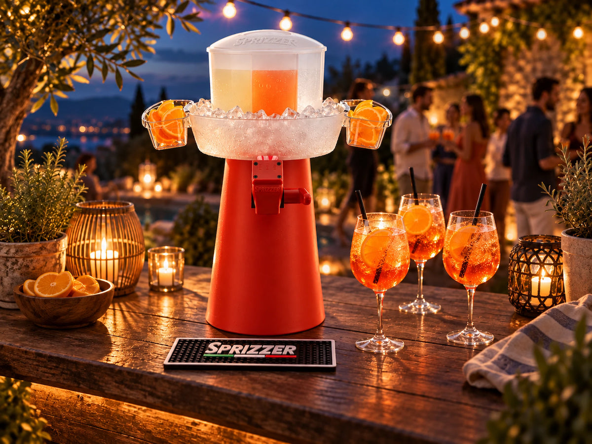 Sprizzer Getränkespender bei einer stimmungsvollen Gartenparty mit Aperol Spritz Gläsern und Orangenscheiben